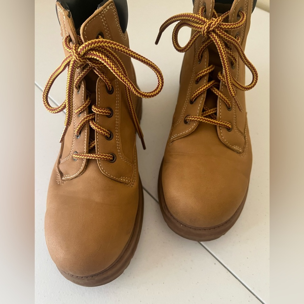 OZARK TRAIL MEN’S TROY BOOTS. SIZE 7
COLOR IS WHEAT-TAN GREAT CONDITION - Picture 7 of 8